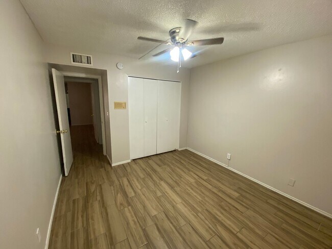 Building Photo - Charming 3 bedroom, 2 bath with Pool