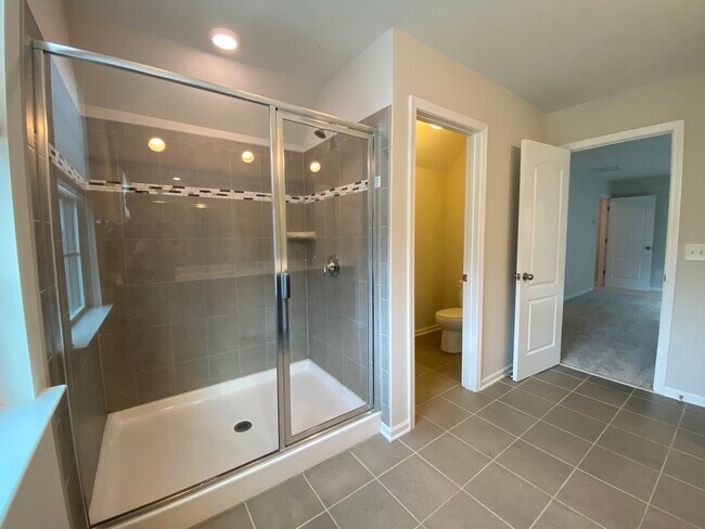 Building Photo - 454 Livingston Dr