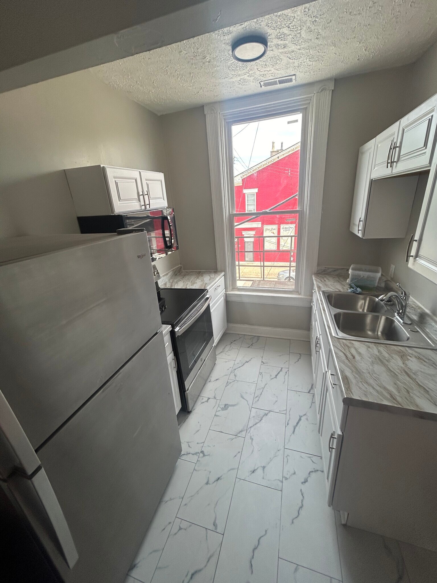 Building Photo - 231 E 11th St