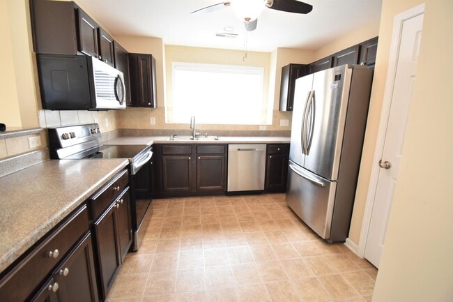 Building Photo - 3 Bedroom, 2 Bathroom Townhome (NO PETS)