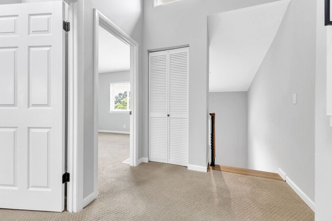 Building Photo - Beautiful Green Hills Townhome With Garage