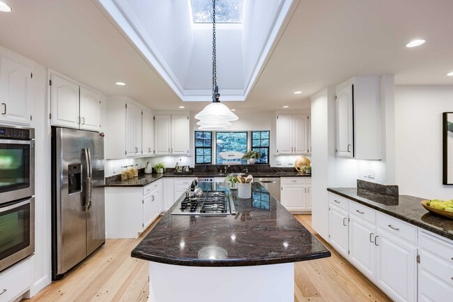 Building Photo - Luxurious Home in Atherton: Over an Acre o...