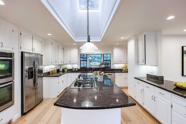 Building Photo - Luxurious Short Term Lease in Atherton: Ov...
