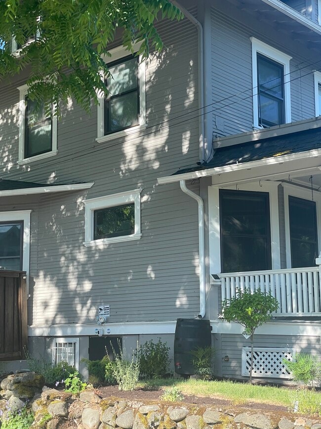 Building Photo - 4836 SE Franklin St