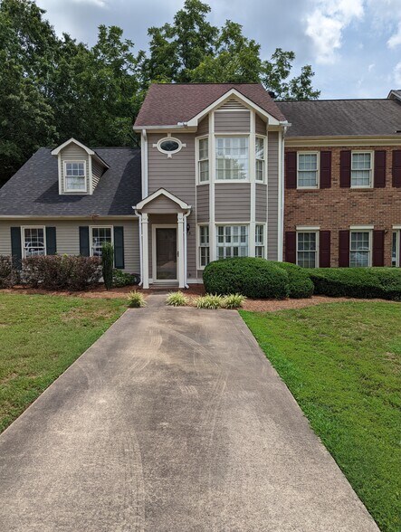 Building Photo - 215 Woodburn Club Ln