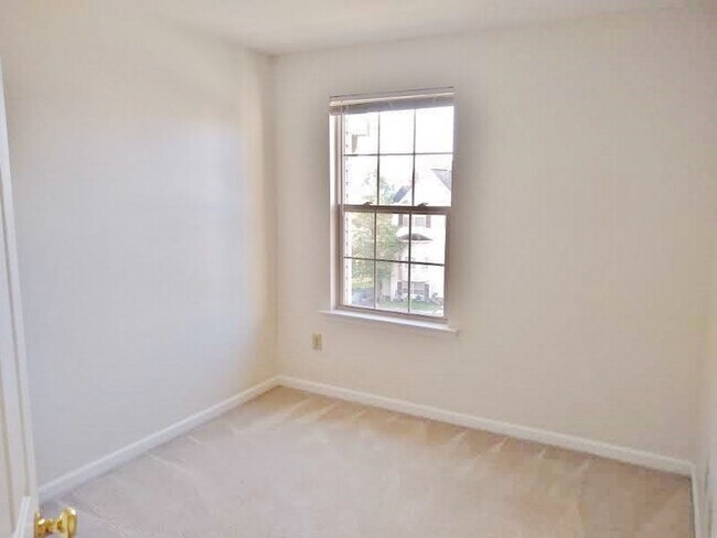 Building Photo - 3 Bed / 2 Bath Single Family Townhome