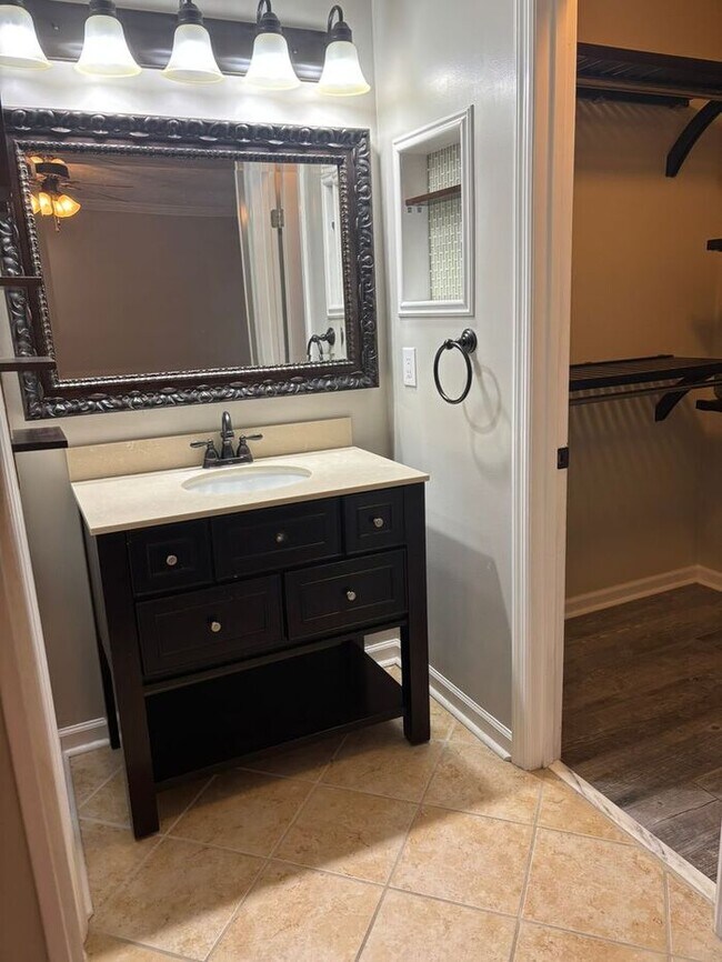 Building Photo - 867 Flintwood Rd