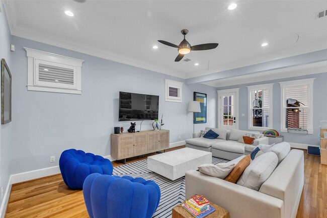 Building Photo - 340 W 17th St