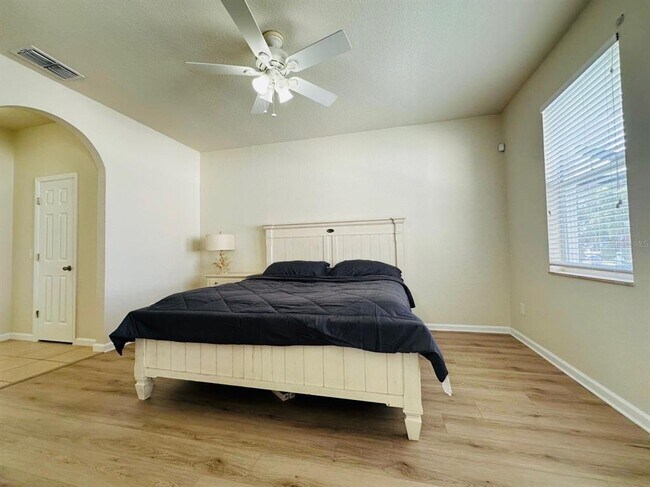 Building Photo - 4989 Bond St W