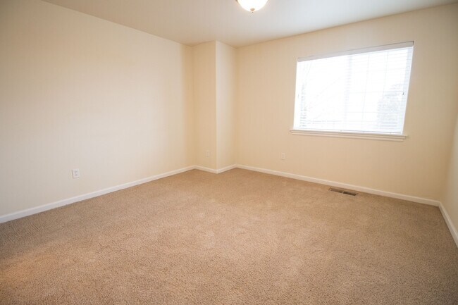 Building Photo - Fantastic Apartment in East Medford!