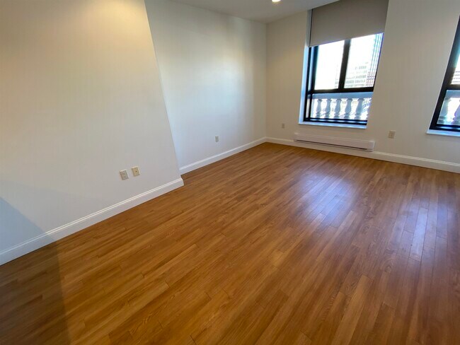 Building Photo - 875 Elm St