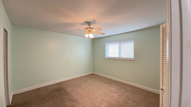 Building Photo - Welcome to your new charming 2 bed, 1.5 bath first floor condo!