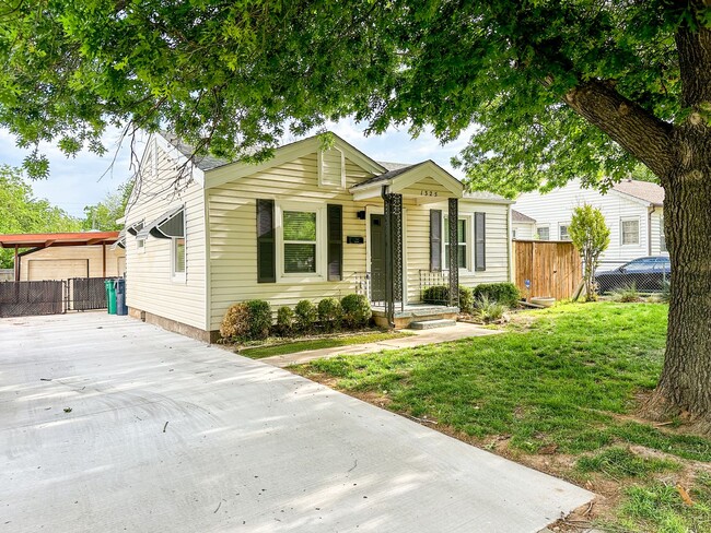Building Photo - Updated 2 Bed 1 Bath - Large Carport and G...