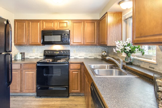 Building Photo - 602 Cherry St