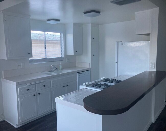 Beautiful light kitchen - 736 Center Plz