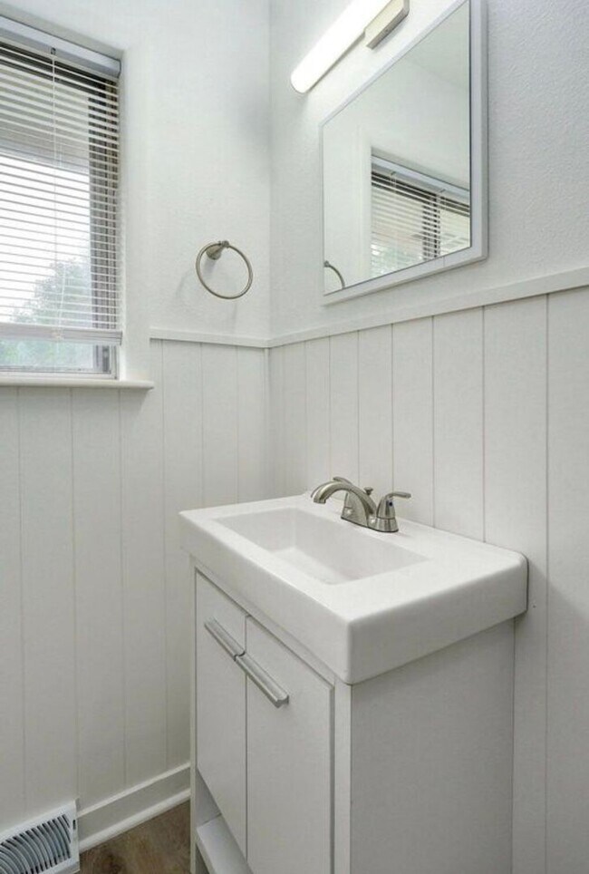 Building Photo - 3 Bedroom PLUS SUNROOM | 2 Bathroom | 2 Ca...