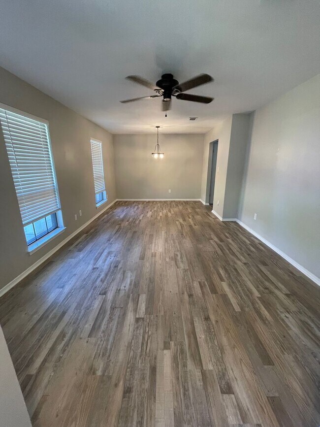 Building Photo - 4615 Gladstone Dr