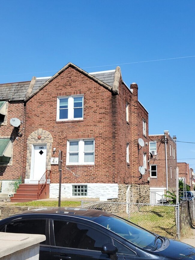 Building Photo - 3901 Elsinore St
