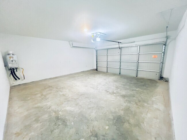 Building Photo - 3047 Mallorca Dr