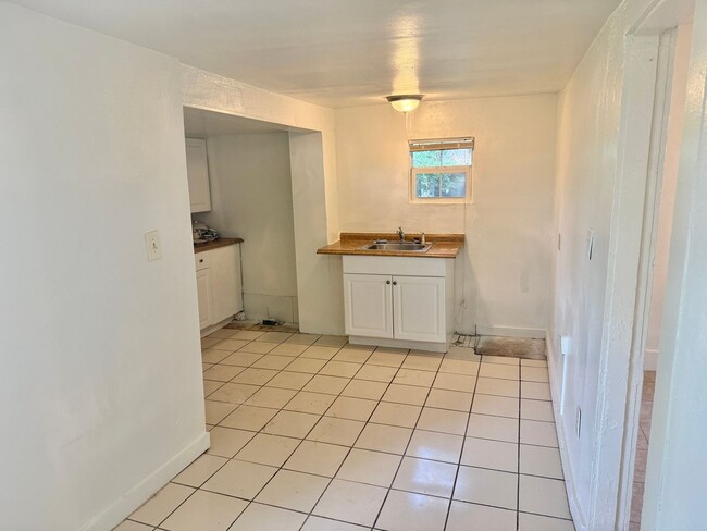 Building Photo - Affordable 2/1 located in St. Pete!