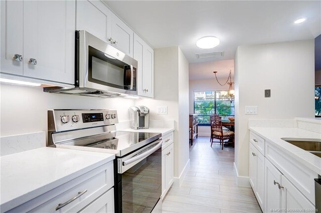 Building Photo - 331 Golfview Cir