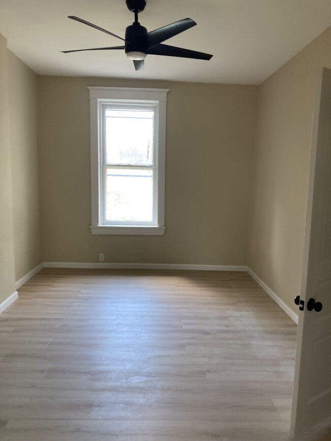 Building Photo - Spacious, renovated apartment in Carondelet!