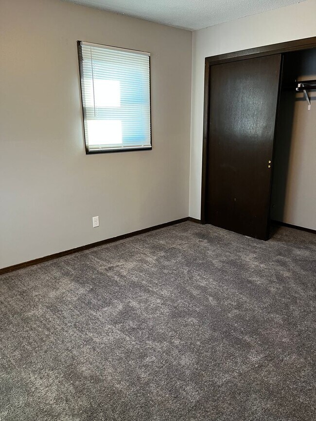 Building Photo - 3 Bed/3 Bath with Fenced in Yard!