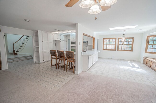 Building Photo - Old Orchard 1 - 4 Bedroom Home in Valencia!