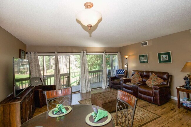 Building Photo - FULLY FURNISHED 2-Bed, 2-Bath Condo in Pin...