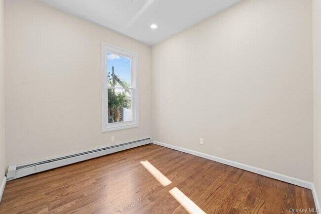 Building Photo - 460 S 6th Ave