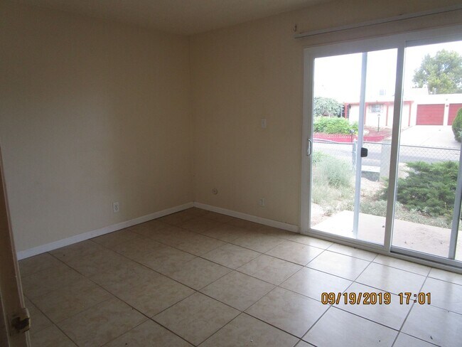 Building Photo - 906-906 Los Reyes Ct SE
