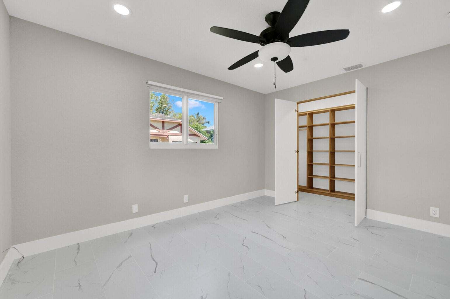 Building Photo - 23392 Country Club Dr E