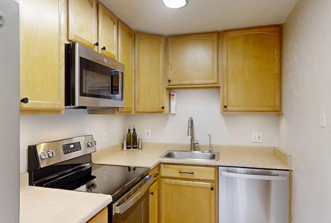 Building Photo - 1190 Clermont St