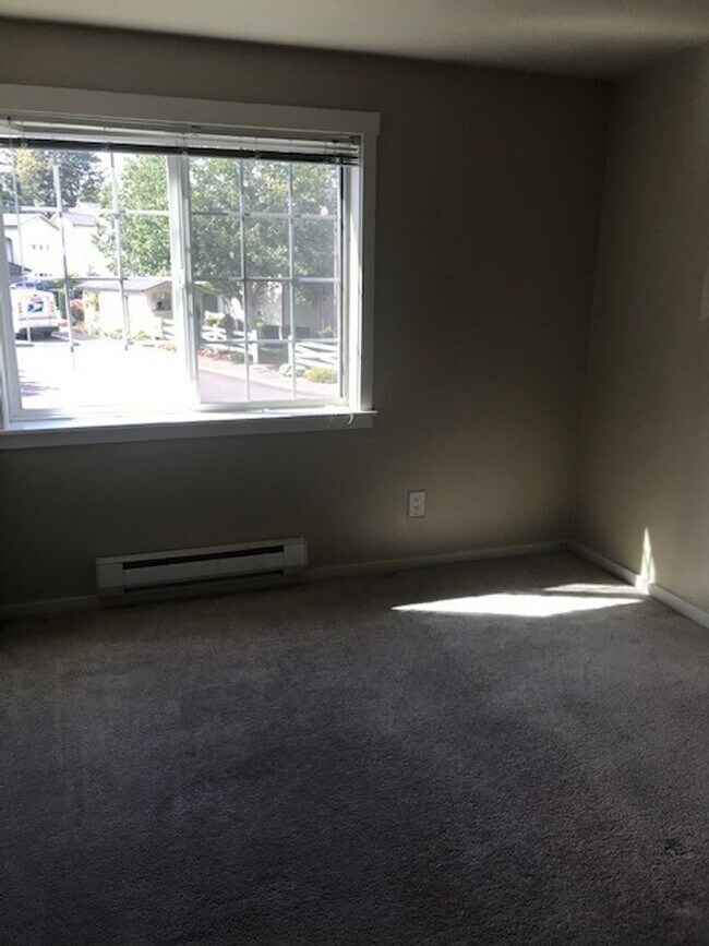 Building Photo - $2500-3Beds 2BA W/D 2 reserved parking, po...
