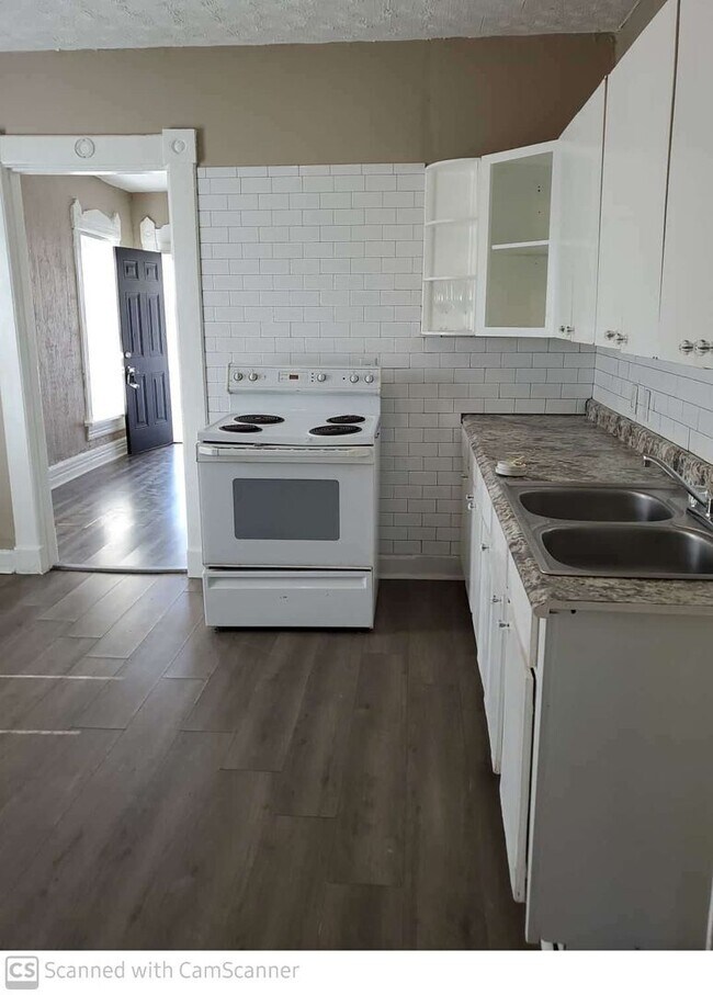 Building Photo - Refreshed 3 bed 1 bath home convenient to ...