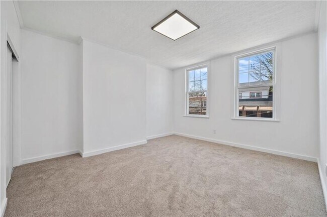 Building Photo - 220 Dewey St