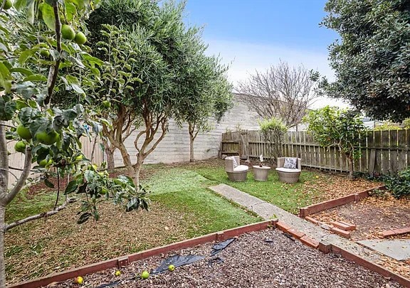 Building Photo - Renovated cottage on huge lot! This stylis...