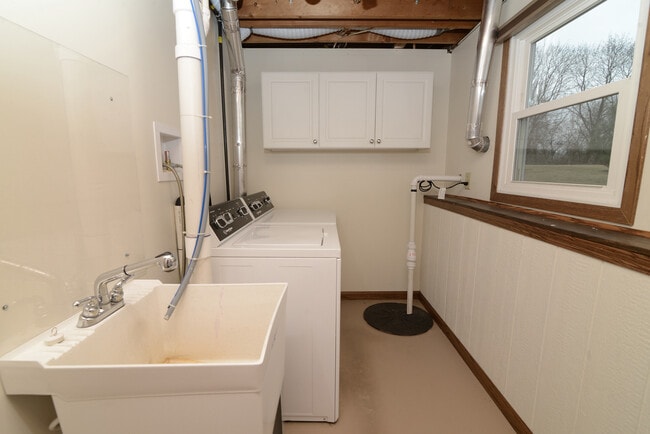 Building Photo - 1070 Center Dr