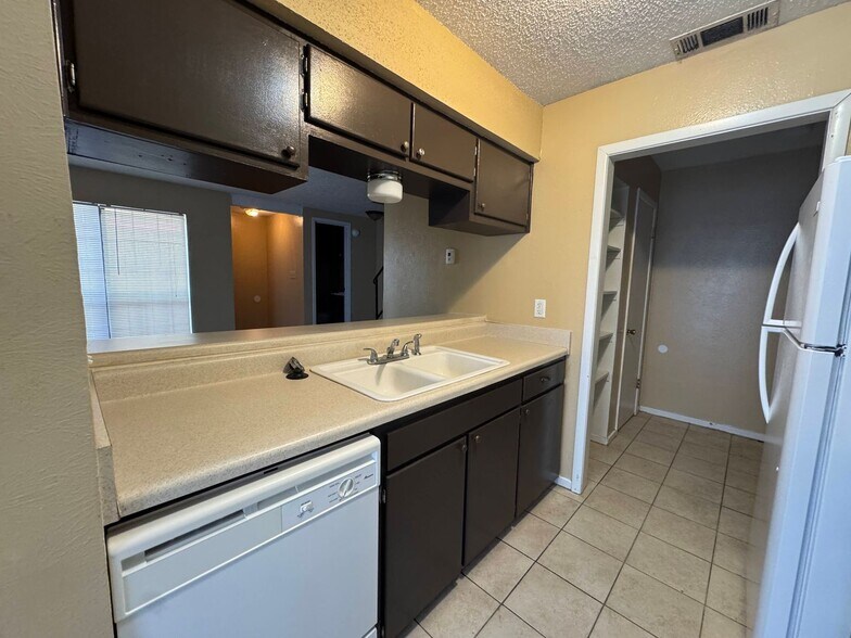 Building Photo - 1102 Covey Ln