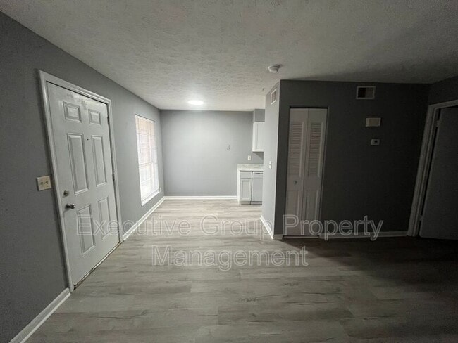 Building Photo - 246 Elmwood Dr