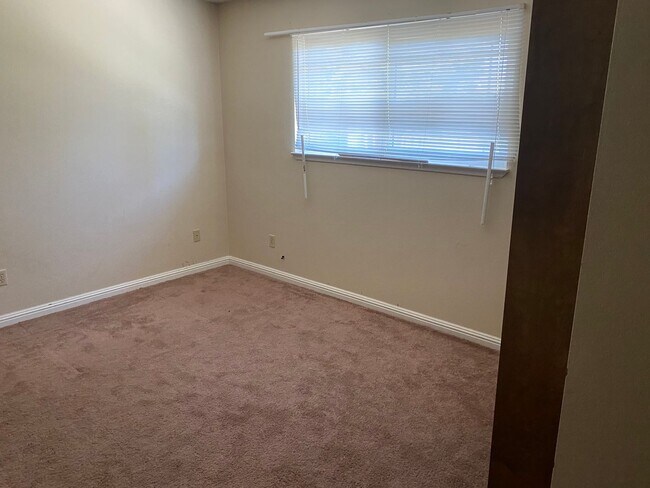Building Photo - Spacious home in Northeast Hanford, central air, quiet cul-de-sac lot!