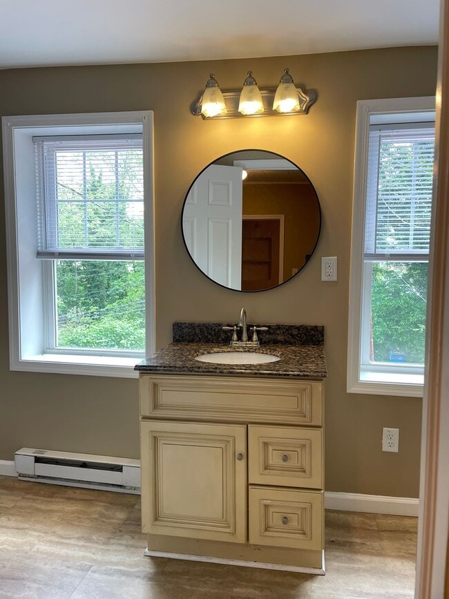 Building Photo - Newly Updated 4 Bedroom 1 Bathroom Townhom...