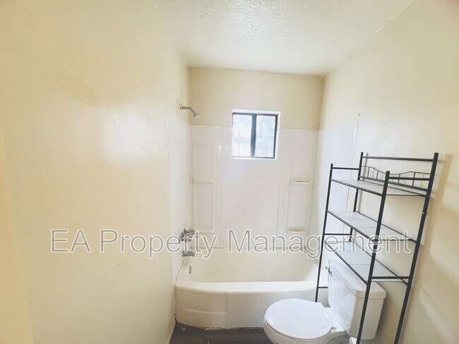 Building Photo - 525 Cedar St SE