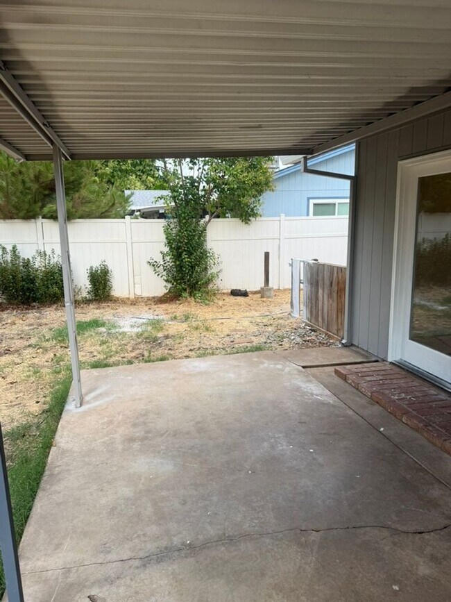 Building Photo - 3-bedroom, 2-bathroom home in great neighb...