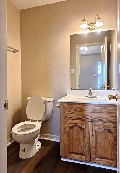 Building Photo - 1402 W Kiwi Ave