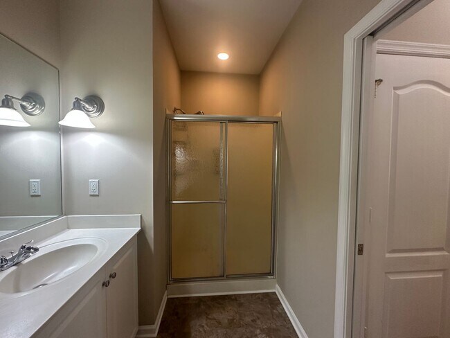 Building Photo - Beautiful townhouse style condo in Ridgely Manor - App Pending!