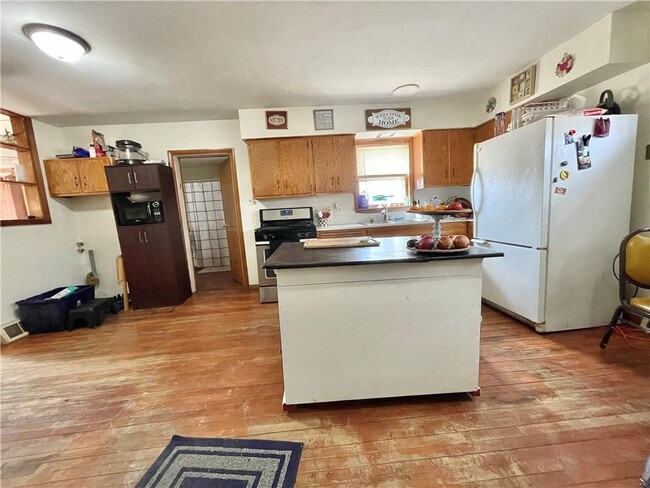 Building Photo - Single family home!! 4 bed 1 bath availabl...