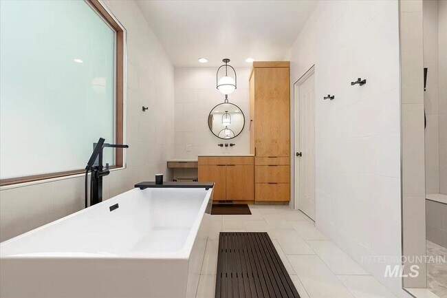 Building Photo - Stunning 4 Bedroom Home in The Shores | Luxury Meets Every Day Comfort