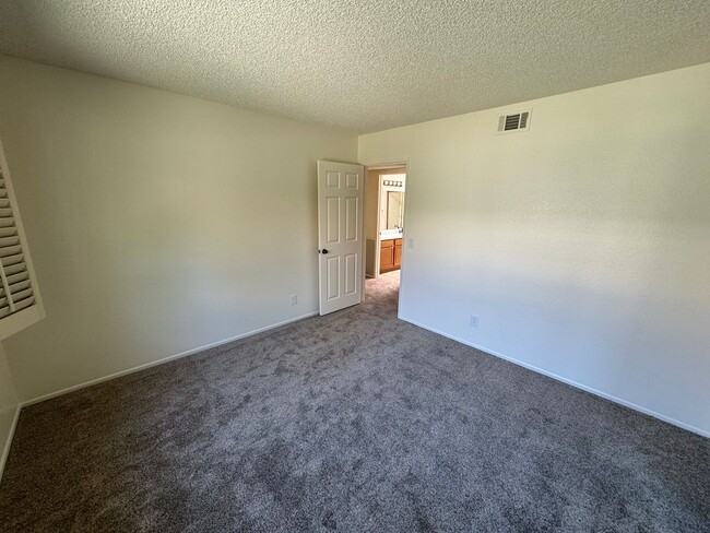 Building Photo - Single story 3 bed 2 bath in gated communi...