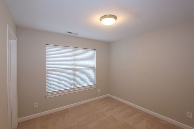 Building Photo - 3 Story Townhome near Brier Creek!